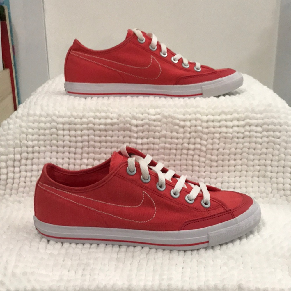 Pink Nike Go canvas sneakers women’s size 8